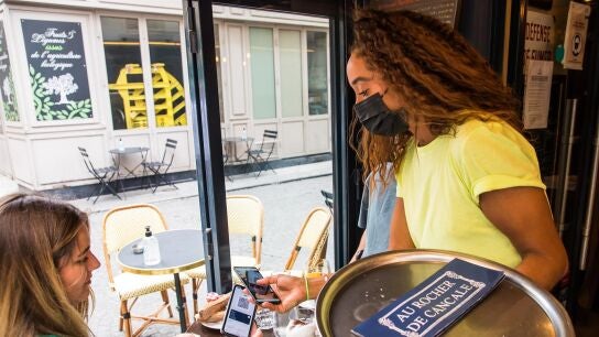 Francia elimina la mascarilla en el interior cuando se exija el pasaporte de vacunaci&oacute;n
