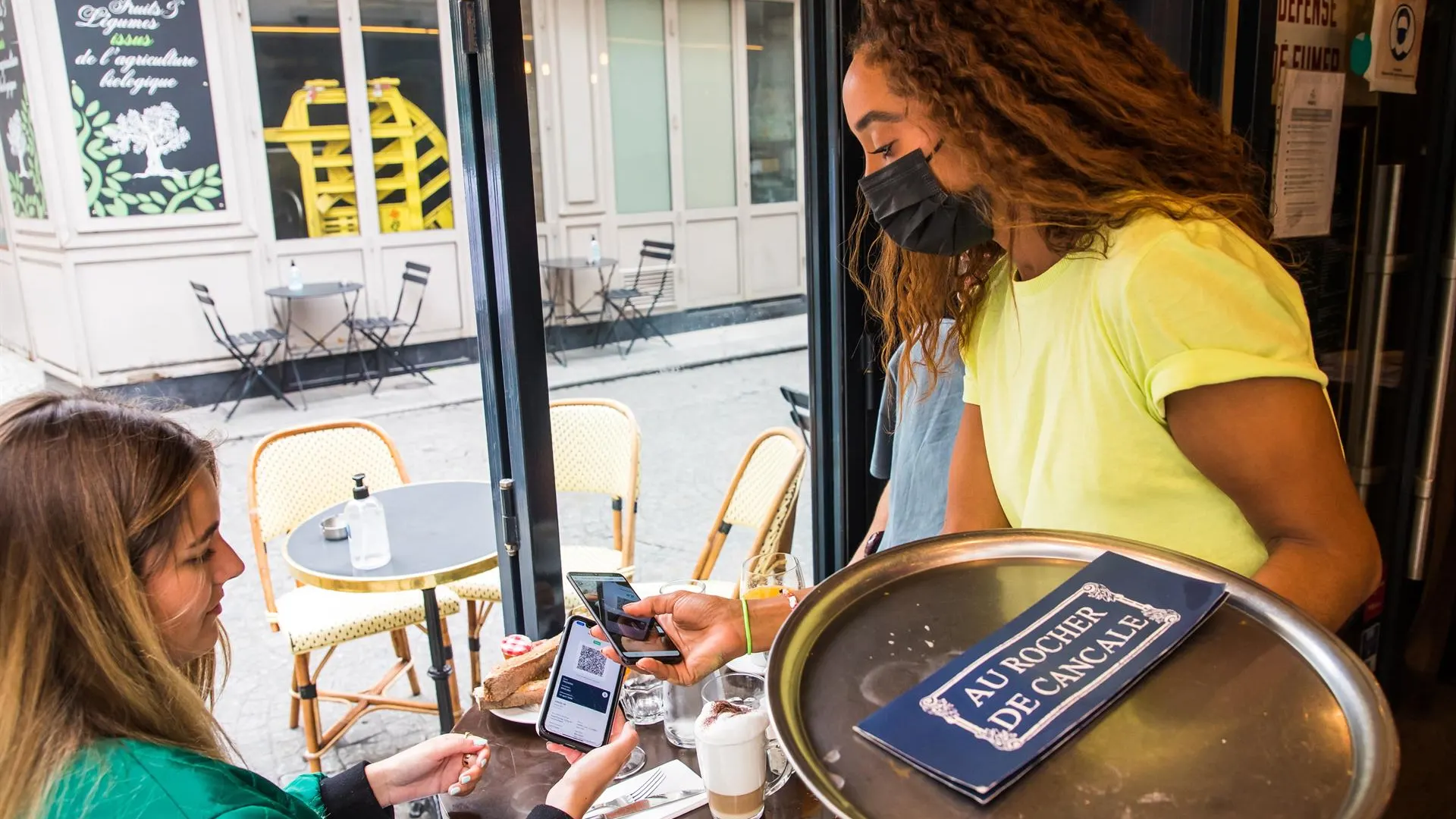 Francia elimina la mascarilla en el interior cuando se exija el pasaporte de vacunación