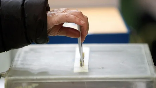 Una mujer votando Una mujer votando