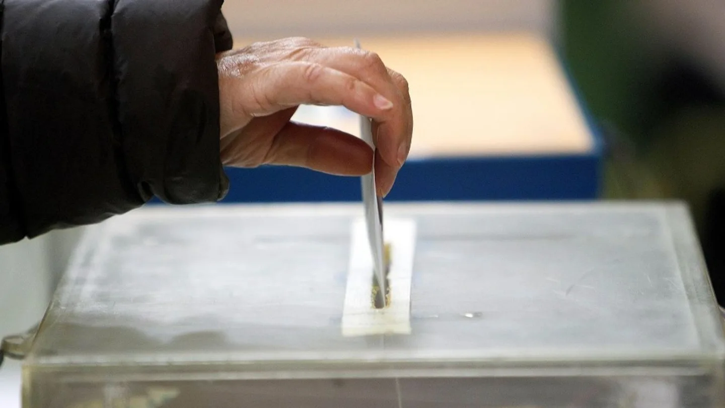 Una mujer votando Una mujer votando