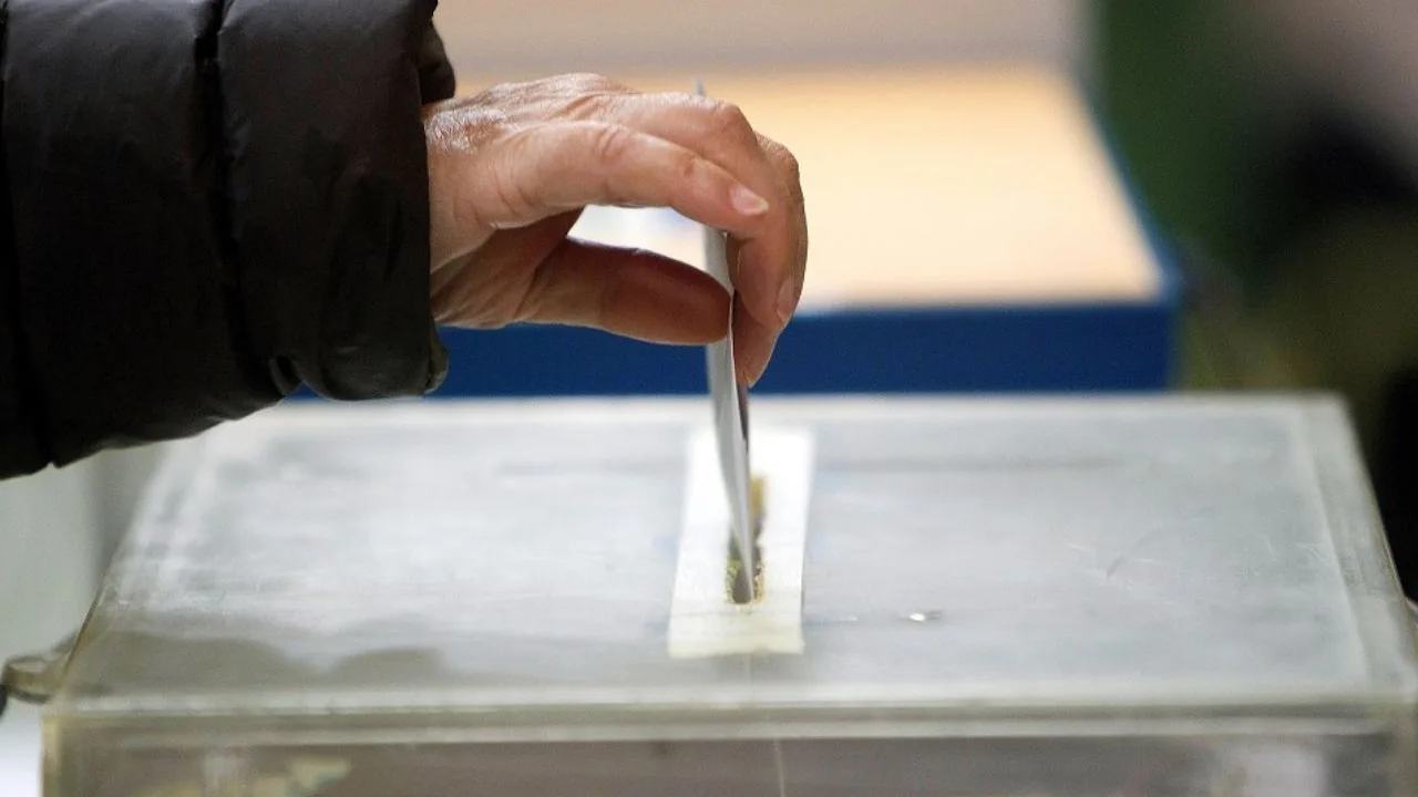 Una mujer votando