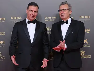 Pedro Sánchez y Mariano Barroso, presidente de la Academia, en los Premios Goya