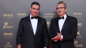 Pedro Sánchez y Mariano Barroso, presidente de la Academia, en los Premios Goya