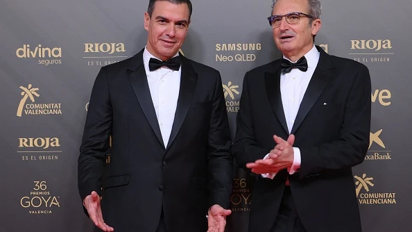 Pedro Sánchez y Mariano Barroso, presidente de la Academia, en los Premios Goya