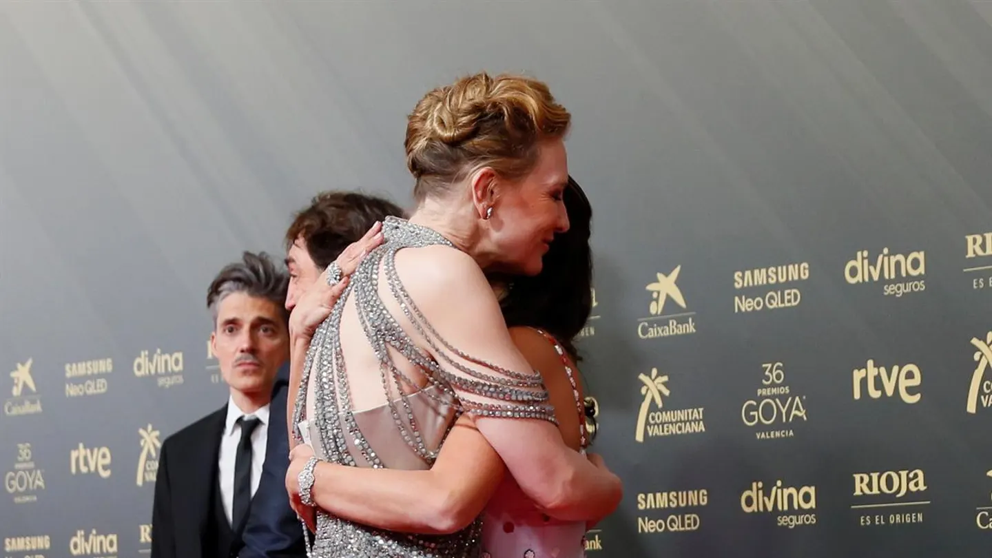 Penélope Cruz, Cate Blanchett y un abrazo para la historia: el emotivo encuentro de las actrices en los Goya Penélope Cruz, Cate Blanchett y un abrazo para la historia: el emotivo encuentro de las actrices en los Goya
