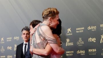 Penélope Cruz, Cate Blanchett y un abrazo para la historia: el emotivo encuentro de las actrices en los Goya