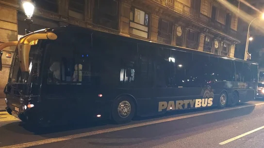 El 'Partybus' intervenido por la Guardia Urbana de Barcelona El 'Partybus' intervenido por la Guardia Urbana de Barcelona