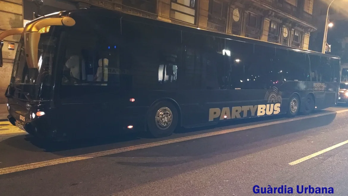 El 'Partybus' intervenido por la Guardia Urbana de Barcelona