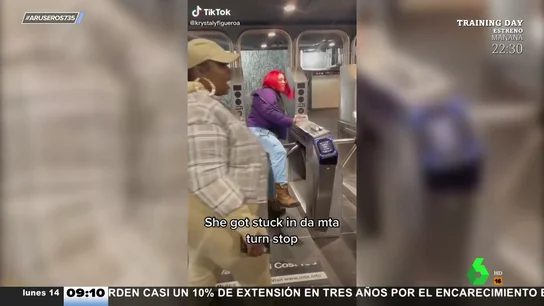 Una joven se queda atascada en los tornos al intentar colarse en el metro de Nueva York Una joven se queda atascada en los tornos al intentar colarse en el metro de Nueva York