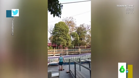 El insólito accidente de una joven mientras saltaba a la comba: así se la traga (literalmente) la tierra El insólito accidente de una joven mientras saltaba a la comba: así se la traga (literalmente) la tierra