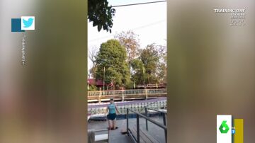 El insólito accidente de una joven mientras saltaba a la comba: así se la traga (literalmente) la tierra