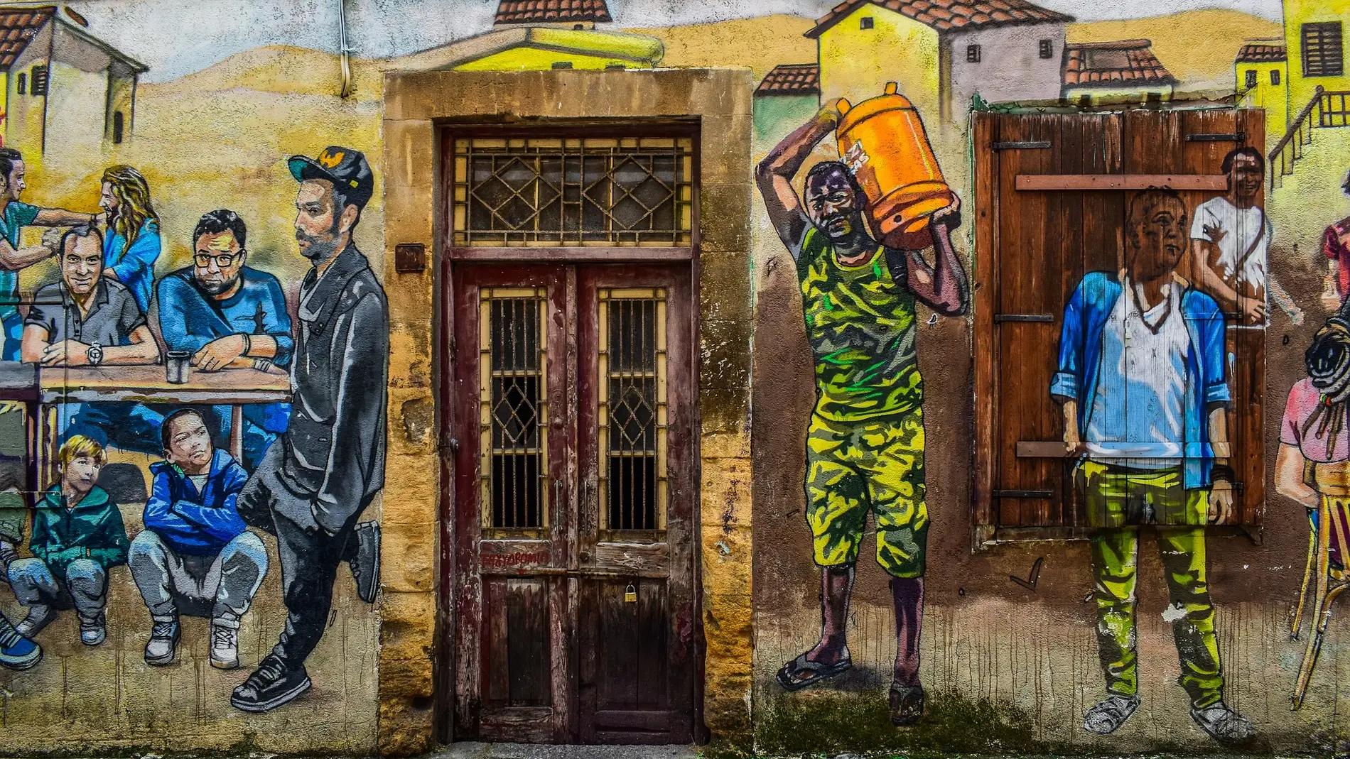 Una pared decorada con grafittis de personas