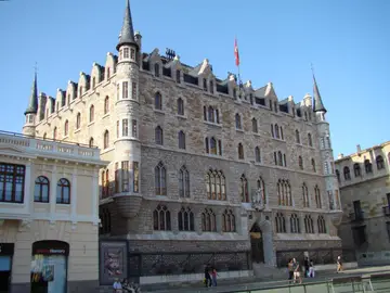 Casa Botines de Gaudí ¿por qué se dice que es un dragón? Casa Botines de Gaudí ¿por qué se dice que es un dragón?