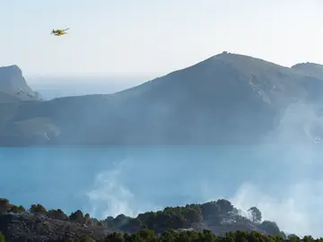 Un incendio forestal arrasa 500 hectáreas de parque natural en Roses, Girona