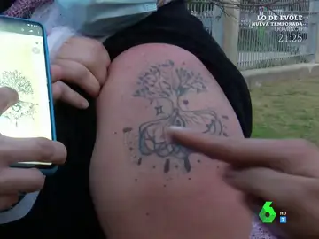 El fraude de los tatuajes: dos víctimas enseñan los &quot;desastrosos&quot; dibujos que grabaron en su piel