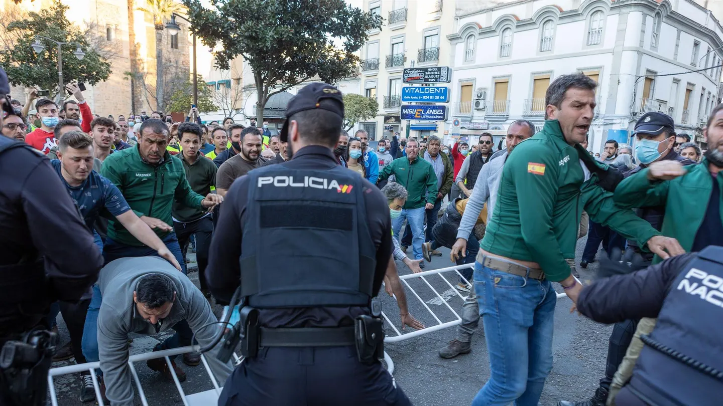 Decenas de agricultores mantienen una protesta en las inmediaciones del Ayuntamiento de Don Benito, coincidiendo con la visita del presidente del Gobierno Decenas de agricultores mantienen una protesta en las inmediaciones del Ayuntamiento de Don Benito, coincidiendo con la visita del presidente del Gobierno