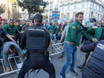  Decenas de agricultores mantienen una protesta en las inmediaciones del Ayuntamiento de Don Benito, coincidiendo con la visita del presidente del Gobierno