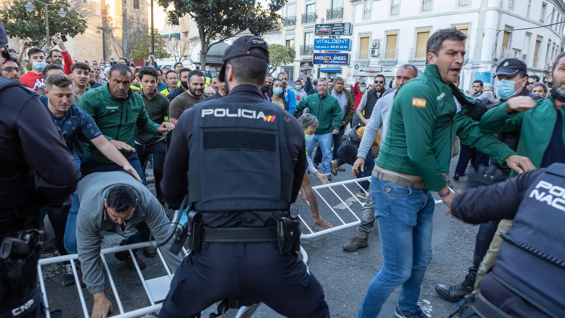  Decenas de agricultores mantienen una protesta en las inmediaciones del Ayuntamiento de Don Benito, coincidiendo con la visita del presidente del Gobierno