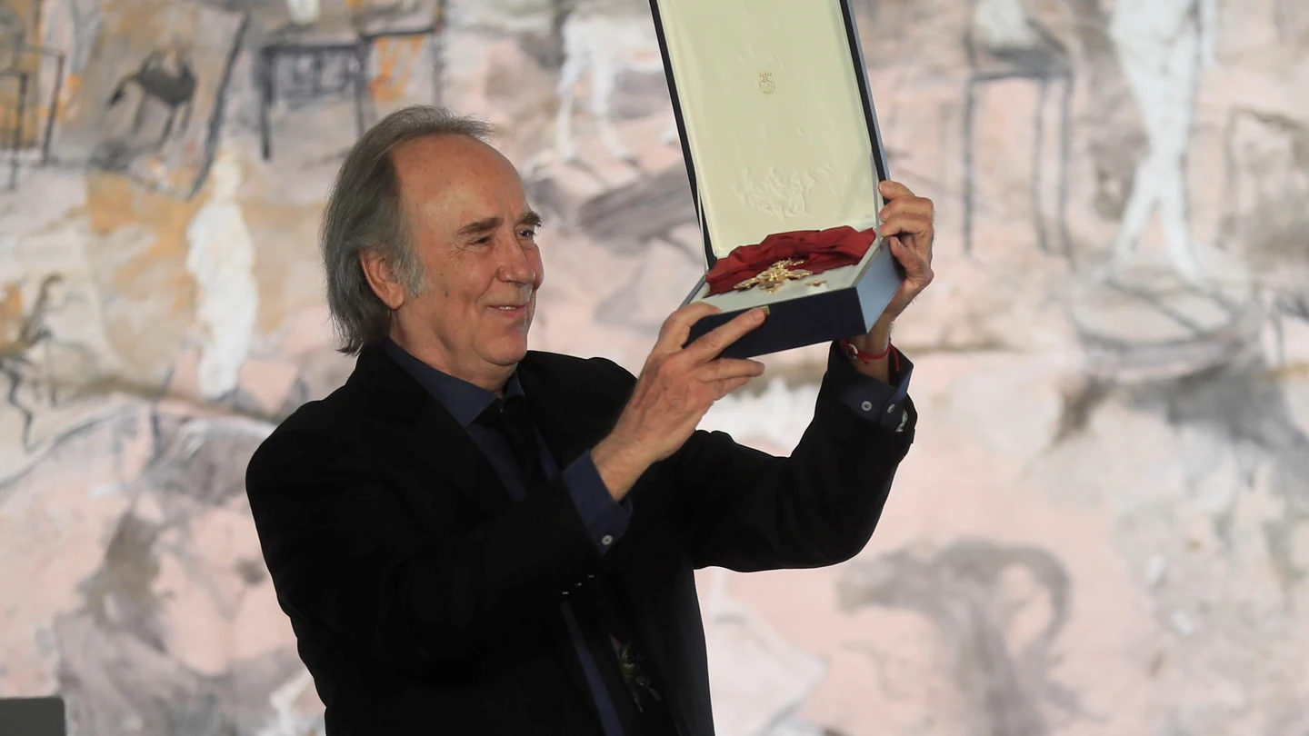 El cantautor Joan Manuel Serrat tras recibir de manos del presidente del Gobierno, Pedro Sánchez, la Gran Cruz de la Orden Civil de Alfonso X el Sabio, este martes en el Complejo de la Moncloa. El cantautor Joan Manuel Serrat tras recibir de manos del presidente del Gobierno, Pedro Sánchez, la Gran Cruz de la Orden Civil de Alfonso X el Sabio, este martes en el Complejo de la Moncloa.