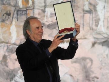 El cantautor Joan Manuel Serrat tras recibir de manos del presidente del Gobierno, Pedro Sánchez, la Gran Cruz de la Orden Civil de Alfonso X el Sabio, este martes en el Complejo de la Moncloa.