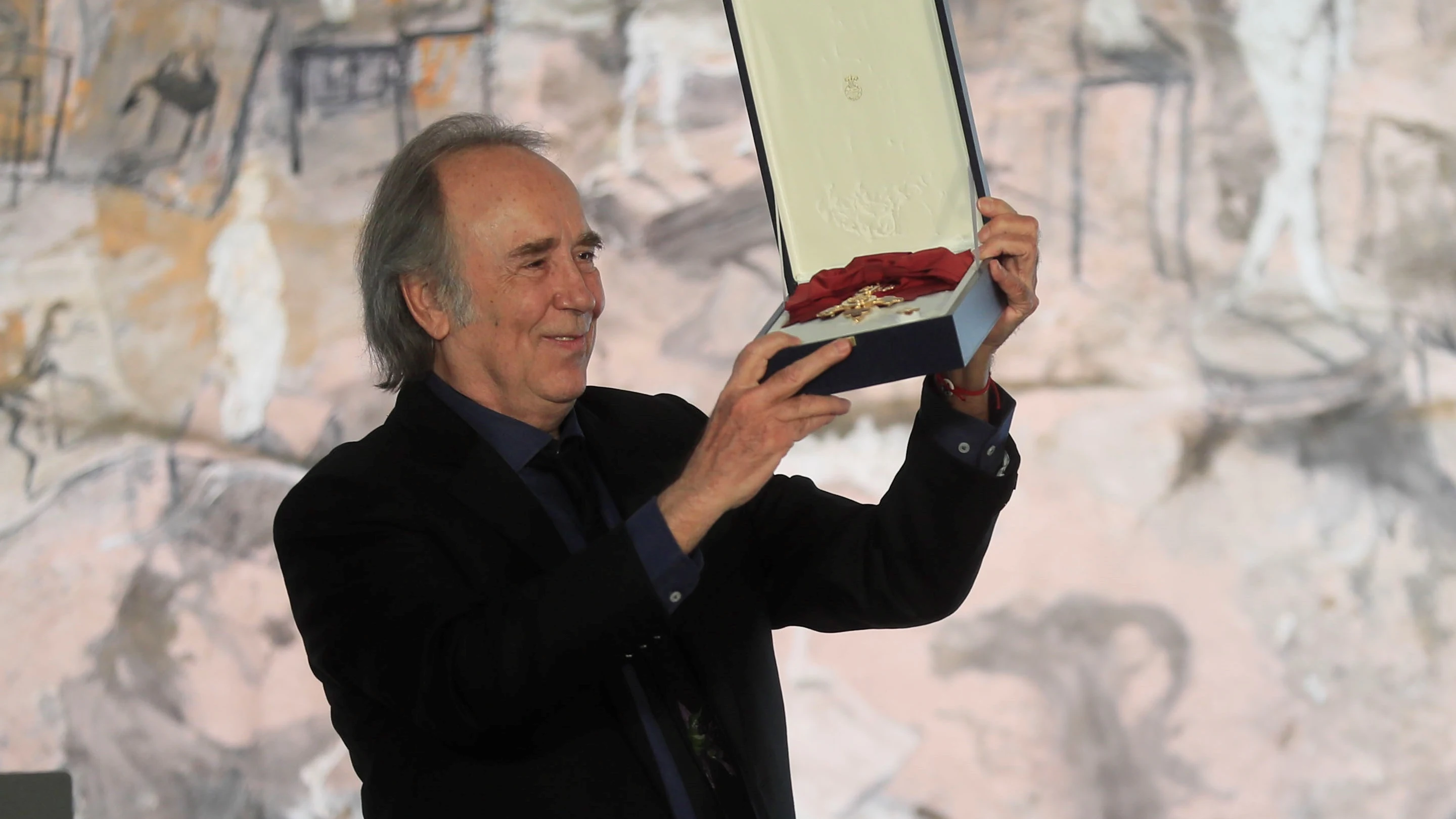 El cantautor Joan Manuel Serrat tras recibir de manos del presidente del Gobierno, Pedro Sánchez, la Gran Cruz de la Orden Civil de Alfonso X el Sabio, este martes en el Complejo de la Moncloa.