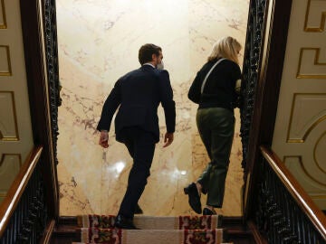 El líder del Partido Popular, Pablo Casado, abandona el hemiciclo tras una breve intervención en la sesión de control al Gobierno