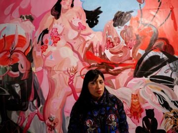 Winnye Minerva junto a su obra 'Cerrar para abrir' en ARCO