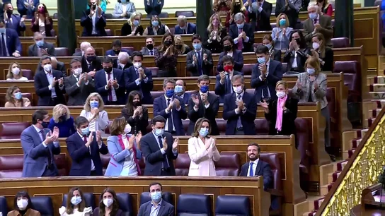 El momento en que ovacionan a Pablo Casado los mismos que ayer le abandonaron El momento en que ovacionan a Pablo Casado los mismos que ayer le abandonaron