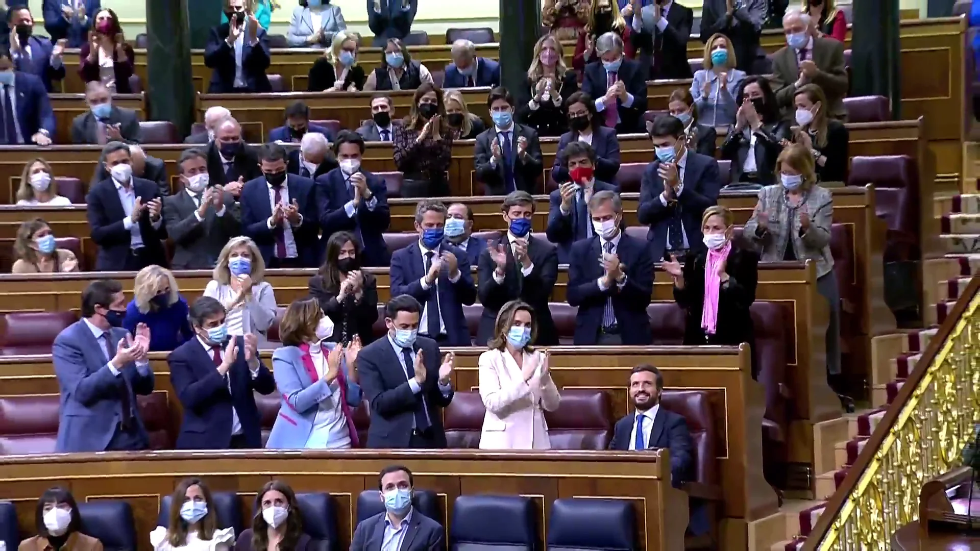 El momento en que ovacionan a Pablo Casado los mismos que ayer le abandonaron