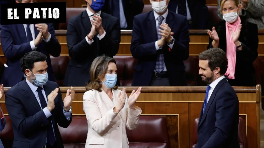 Casado recibe los aplausos de varios de los diputados de su partido 