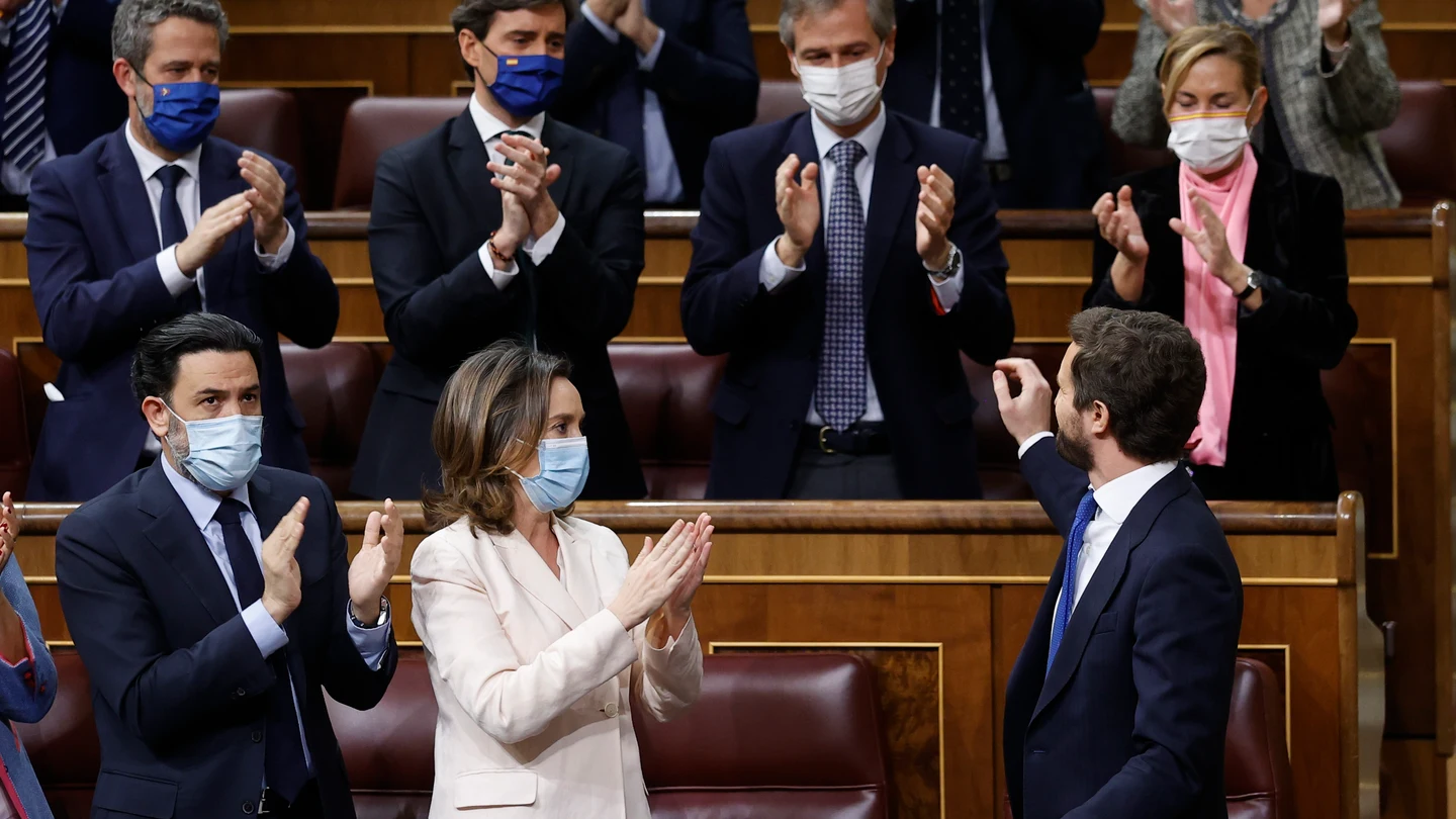 Pablo Casado se despide de los diputados del Partido Popular antes de abandonar el hemiciclo Pablo Casado se despide de los diputados del Partido Popular antes de abandonar el hemiciclo