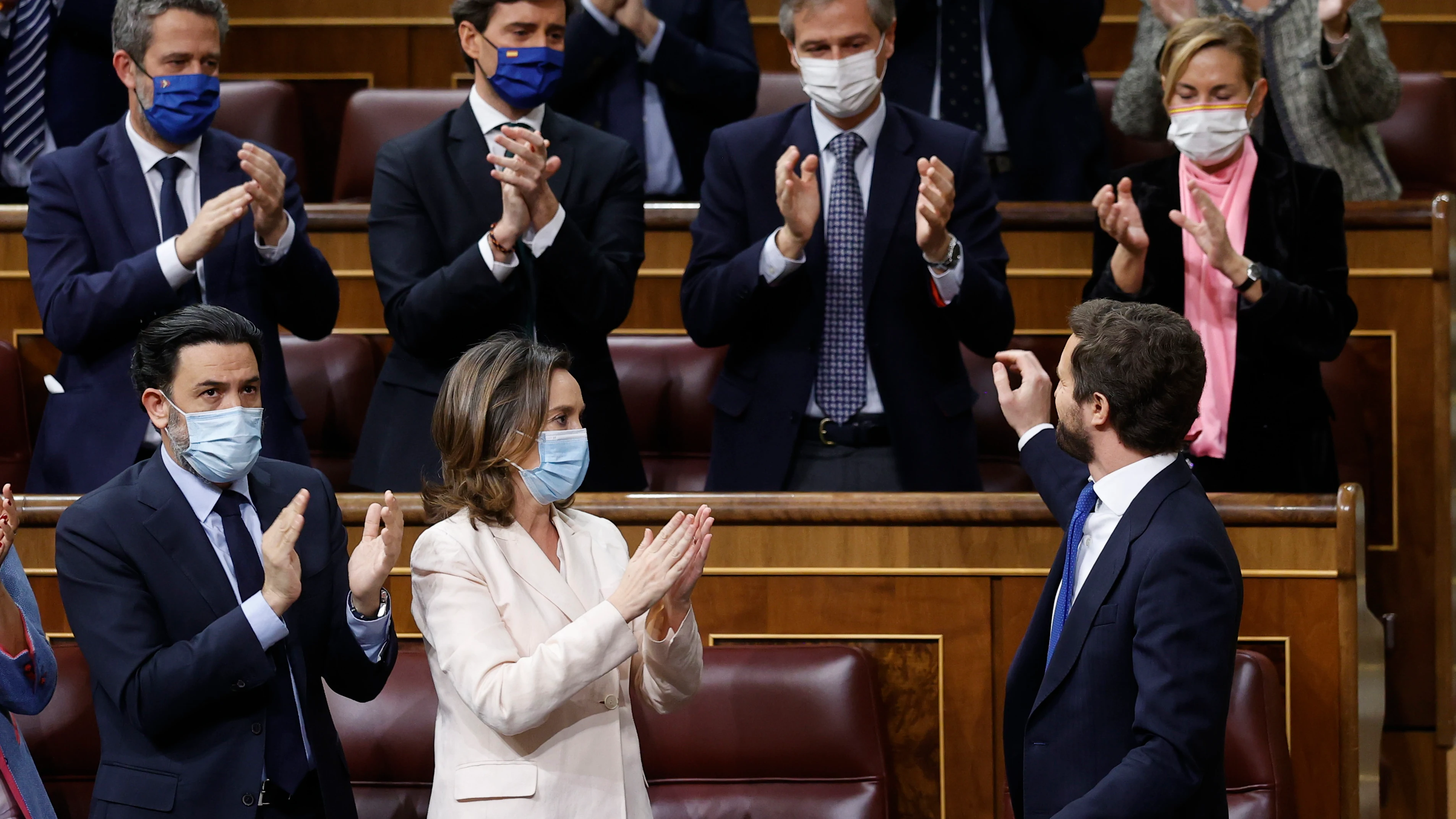 Pablo Casado se despide de los diputados del Partido Popular antes de abandonar el hemiciclo