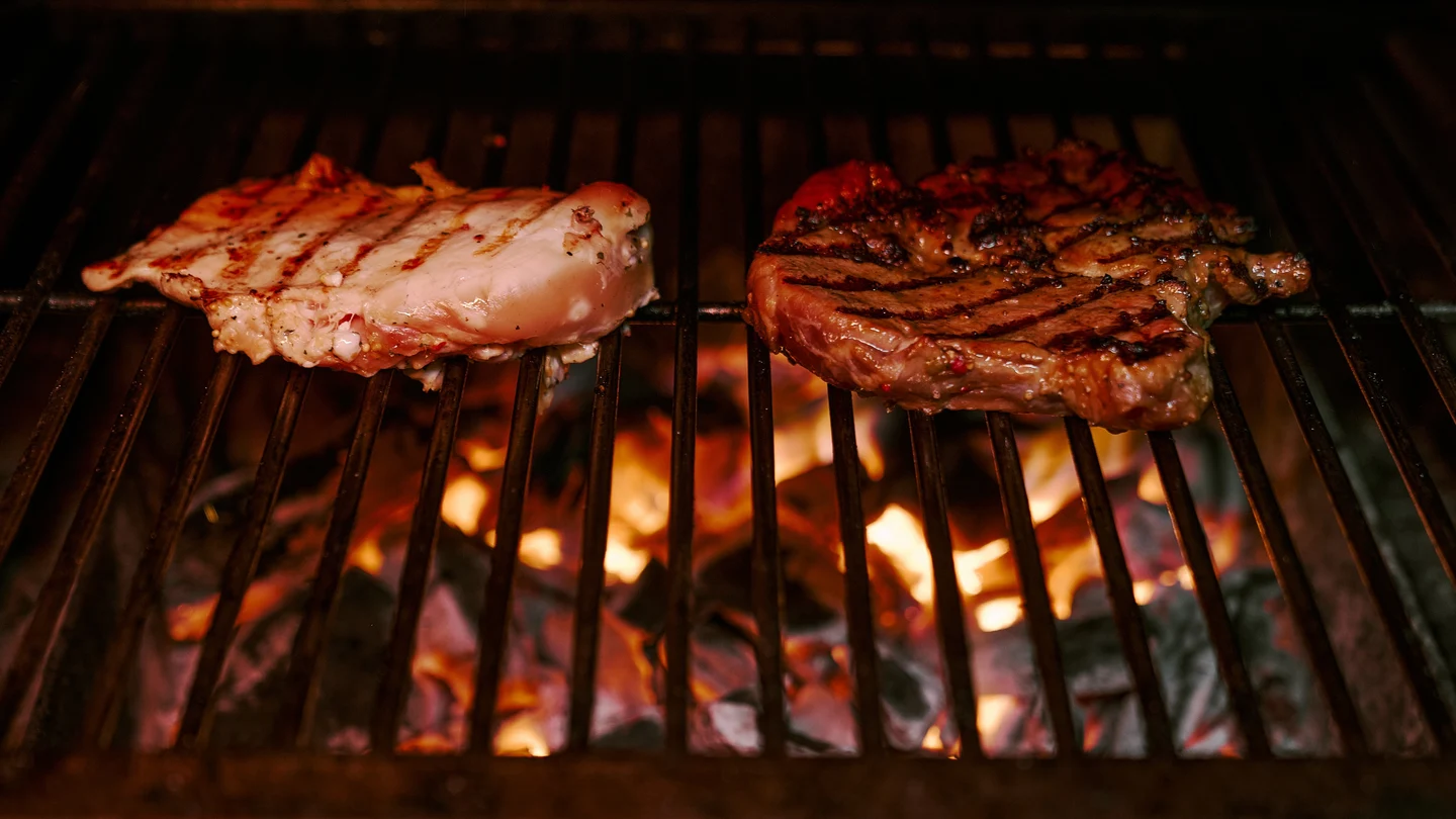 Imagen de archivo de una barbacoa de carne. Imagen de archivo de una barbacoa de carne.