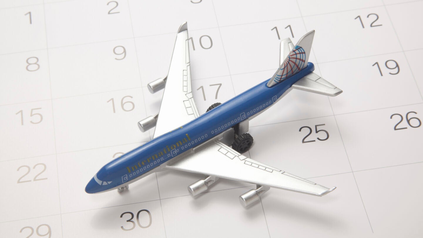 Imagen de archivo de un avi&oacute;n sobre un calendario