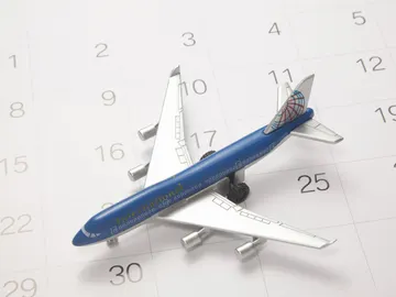Imagen de archivo de un avión sobre un calendario Imagen de archivo de un avión sobre un calendario