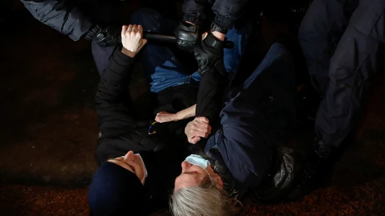 Los agentes de policía detienen a los manifestantes durante una protesta contra la guerra en San Petesburgo Los agentes de policía detienen a los manifestantes durante una protesta contra la guerra