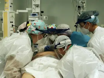 Personal sanitario atiende a un paciente grave por covid-19. Personal sanitario atiende a un paciente grave por covid-19.