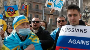 Decenas de ucranianos se han concentrado este jueves frente a las oficinas de la Unión Europea en Barcelona.