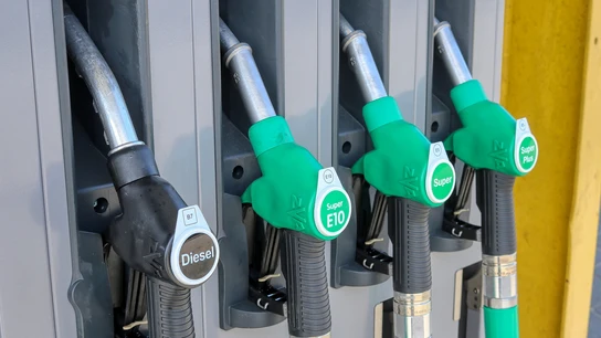 Foto de archivo de una gasolinera. Foto de archivo de una gasolinera.