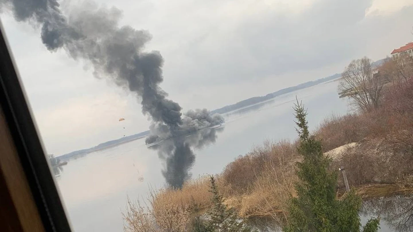 Vídeo: Un helicóptero ruso es abatido cerca de Kiev, el piloto se salva en paracaídas Ofensiva desde Ucrania