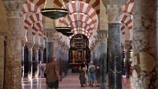 Turistas en el interior de la Mezquita-Catedral de Córdoba.