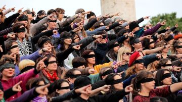 Más de 200 mujeres convocadas por la Asamblea Feminista de Valencia representan "Un violador en tu camino", grito feminista de 2019