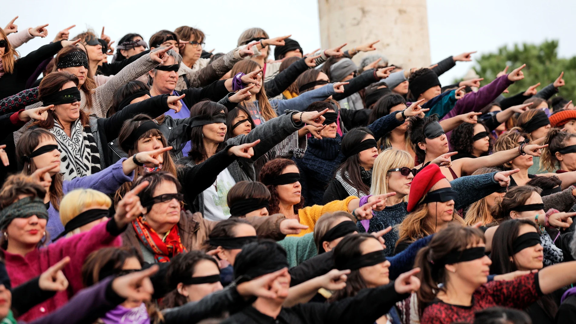 Más de 200 mujeres convocadas por la Asamblea Feminista de Valencia representan &quot;Un violador en tu camino&quot;, grito feminista de 2019