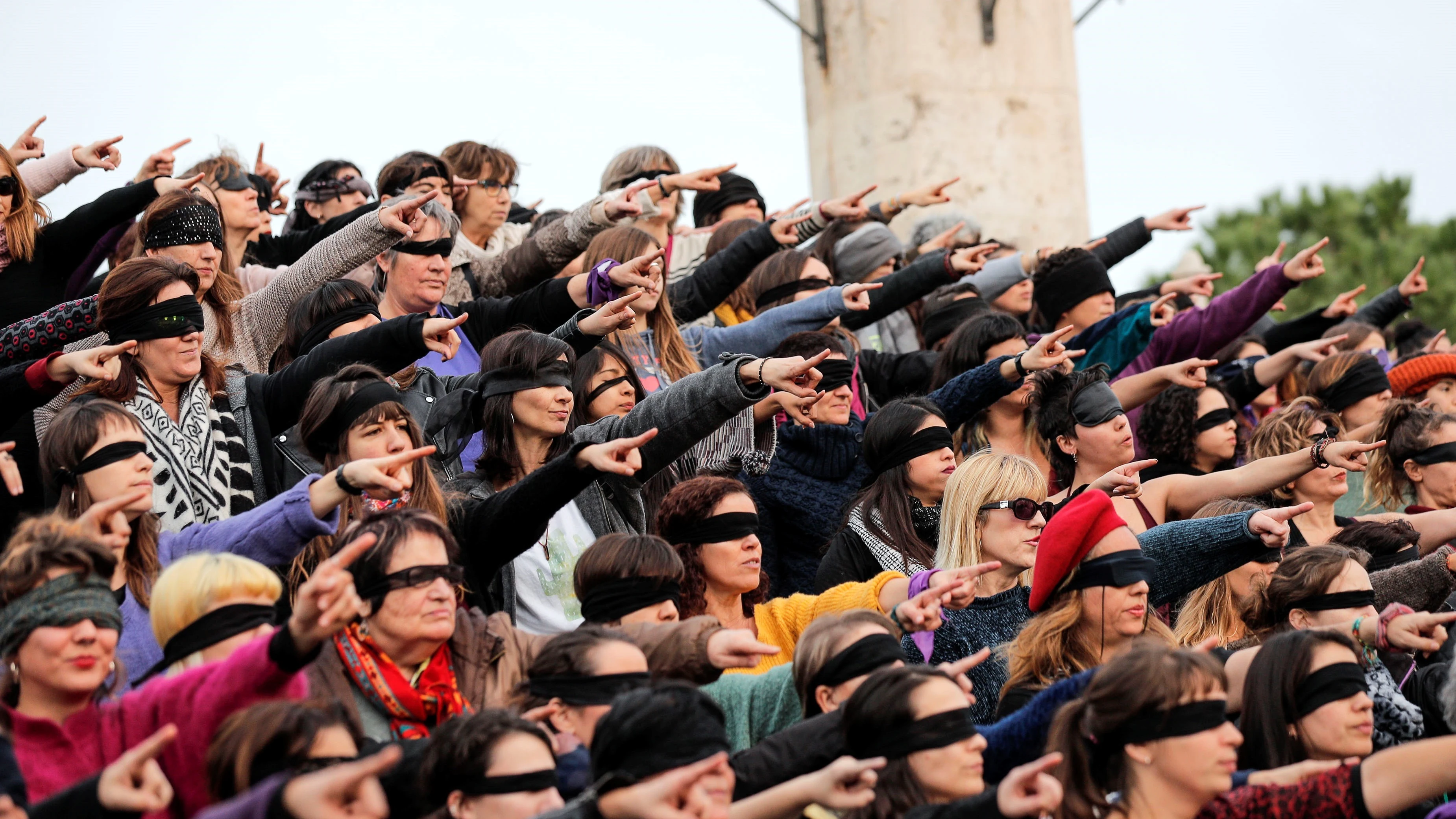 Más de 200 mujeres convocadas por la Asamblea Feminista de Valencia representan "Un violador en tu camino", grito feminista de 2019