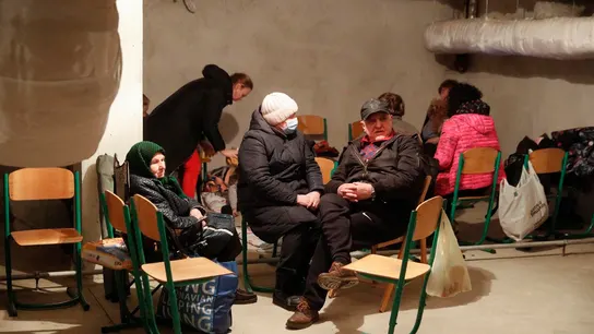 Varias personas usan el sótano de una escuela como refugio para pasar la noche en Kiev, Ucrania. Varias personas usan el sótano de una escuela como refugio para pasar la noche en Kiev, Ucrania.