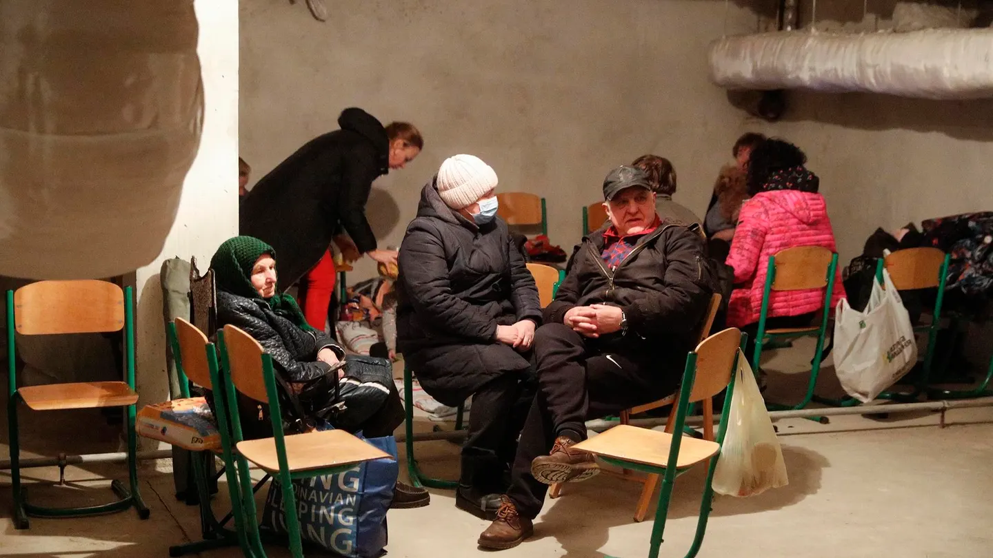 Varias personas usan el sótano de una escuela como refugio para pasar la noche en Kiev, Ucrania. Varias personas usan el sótano de una escuela como refugio para pasar la noche en Kiev, Ucrania.