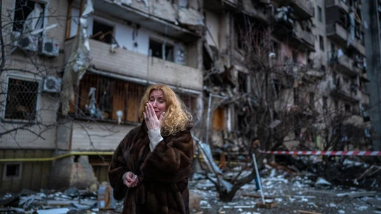 La reacción de Natali Sevriukova tras el ataque ruso de su casa en Kiev, Ucrania, el 25 de febrero La reacción de Natali Sevriukova tras el ataque de su casa en Kiev, Ucrania, el 25 de febrero