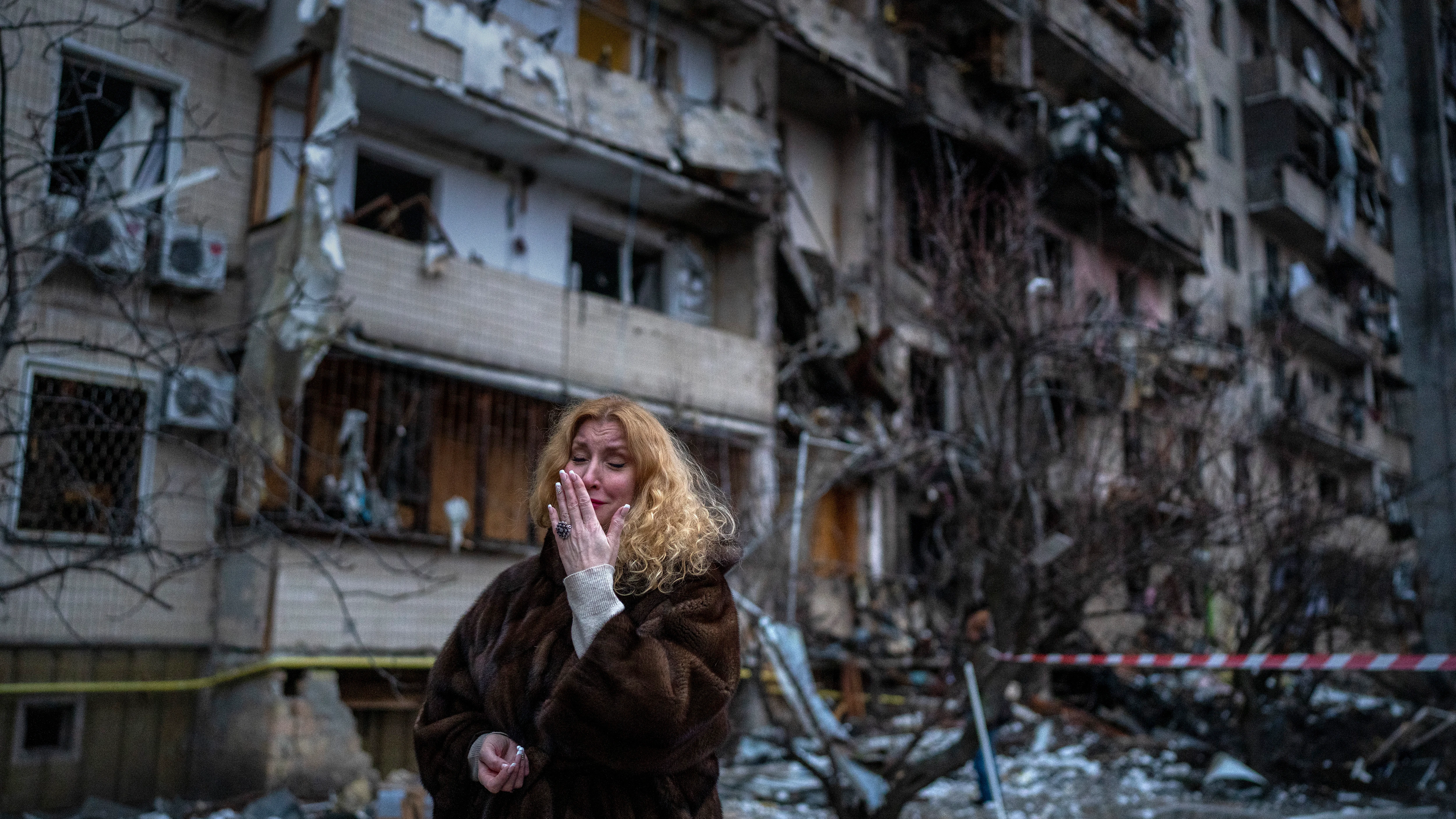 La reacción de Natali Sevriukova tras el ataque de su casa en Kiev, Ucrania, el 25 de febrero 