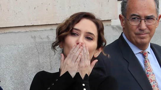 La presidenta de la Comunidad de Madrid, Isabel Díaz Ayuso tras participar con el resto del gobierno regional en el minuto de silencio en homenaje a las víctimas del barco pesquero Villa de Pitanxo en la entrada de la Casa de Correos este miércoles. La presidenta de la Comunidad de Madrid, Isabel Díaz Ayuso tras participar con el resto del gobierno regional en el minuto de silencio en homenaje a las víctimas del barco pesquero Villa de Pitanxo en la entrada de la Casa de Correos este miércoles.