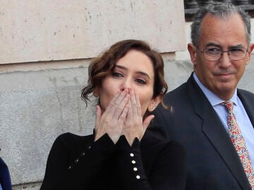 La presidenta de la Comunidad de Madrid, Isabel Díaz Ayuso tras participar con el resto del gobierno regional en el minuto de silencio en homenaje a las víctimas del barco pesquero Villa de Pitanxo en la entrada de la Casa de Correos este miércoles.